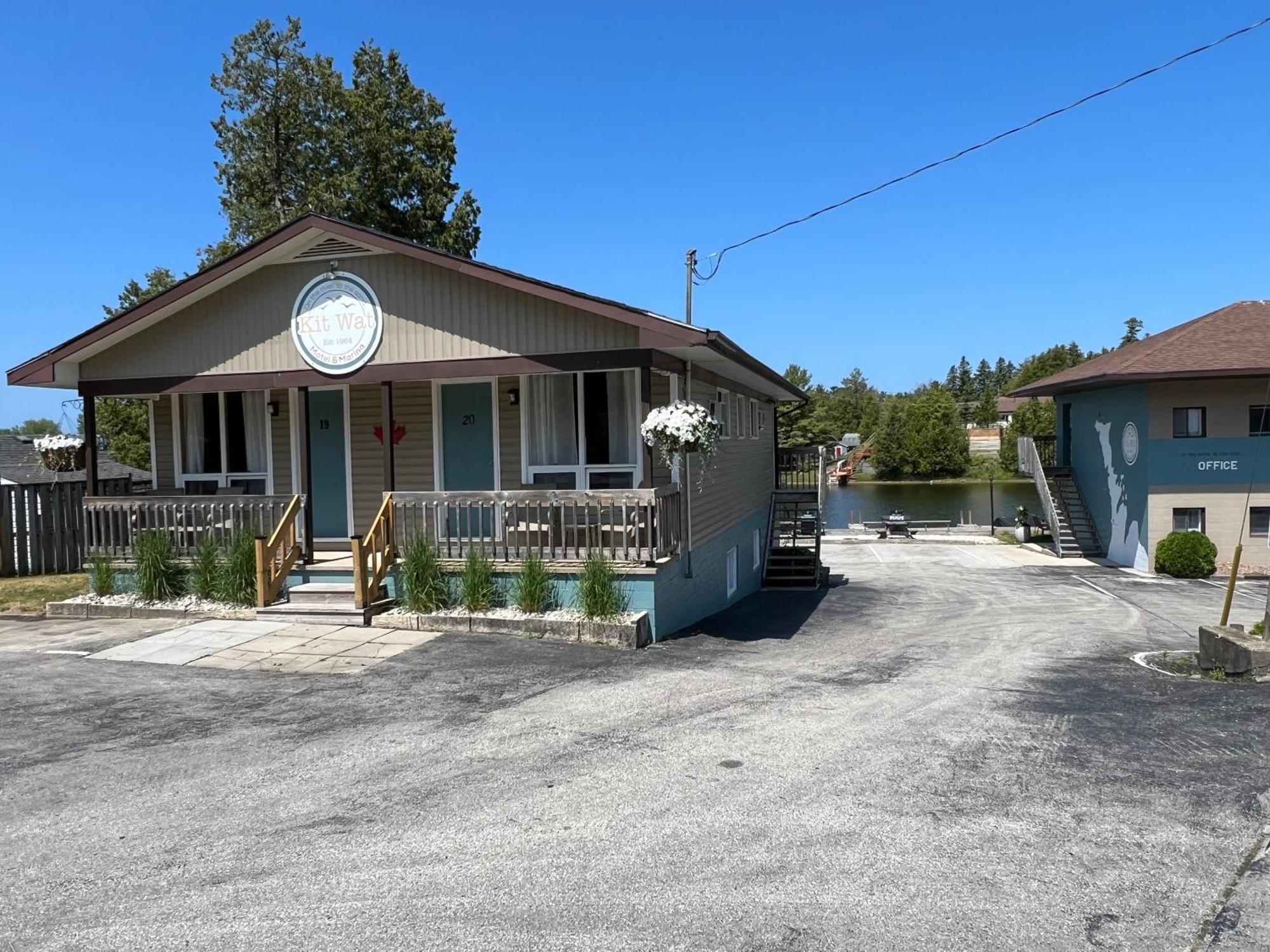 Kit Wat Motel & Marina Sauble Beach Exteriör bild